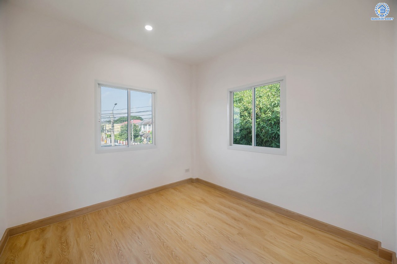 บ้านมือสองตกแต่งใหม่ โครงการ ประดับดาว5-6 ท่าอิฐ ตกแต่งครบครัน พร้อมอยู่ บนเนื้อที่ 52.8 ตร.ว. พื้นที่ใช้สอย 104.5 ตร.ม.  พร้อมฟังก์ชัน 3 ห้องนอน 2 ห้องน้ำ จอดรถได้ 1 คัน พื้นที่ใช้สอยกว้างขวาง บนทำเลที่ดีที่สุด เชื่อมต่อได้หลายเส้นทาง ใกล้รถไฟฟ้าสายสีม่วง "สถานีบางรักน้อยท่าอิฐ"